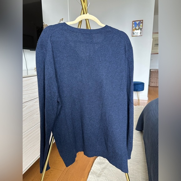 Neiman Marcus Men’s Blue Cashmere V-Neck Pullover Sweater - Picture 4 of 7